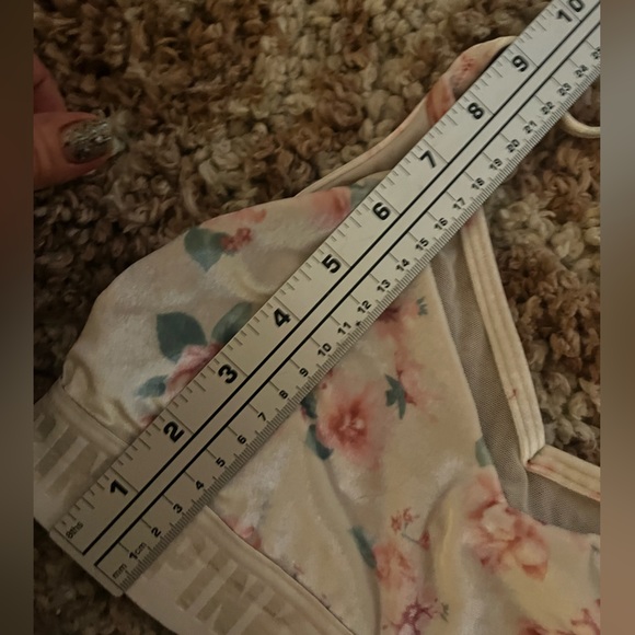 Victoria’s Secret PINK Sport Velvet Floral Sports Bra - Picture 5 of 5